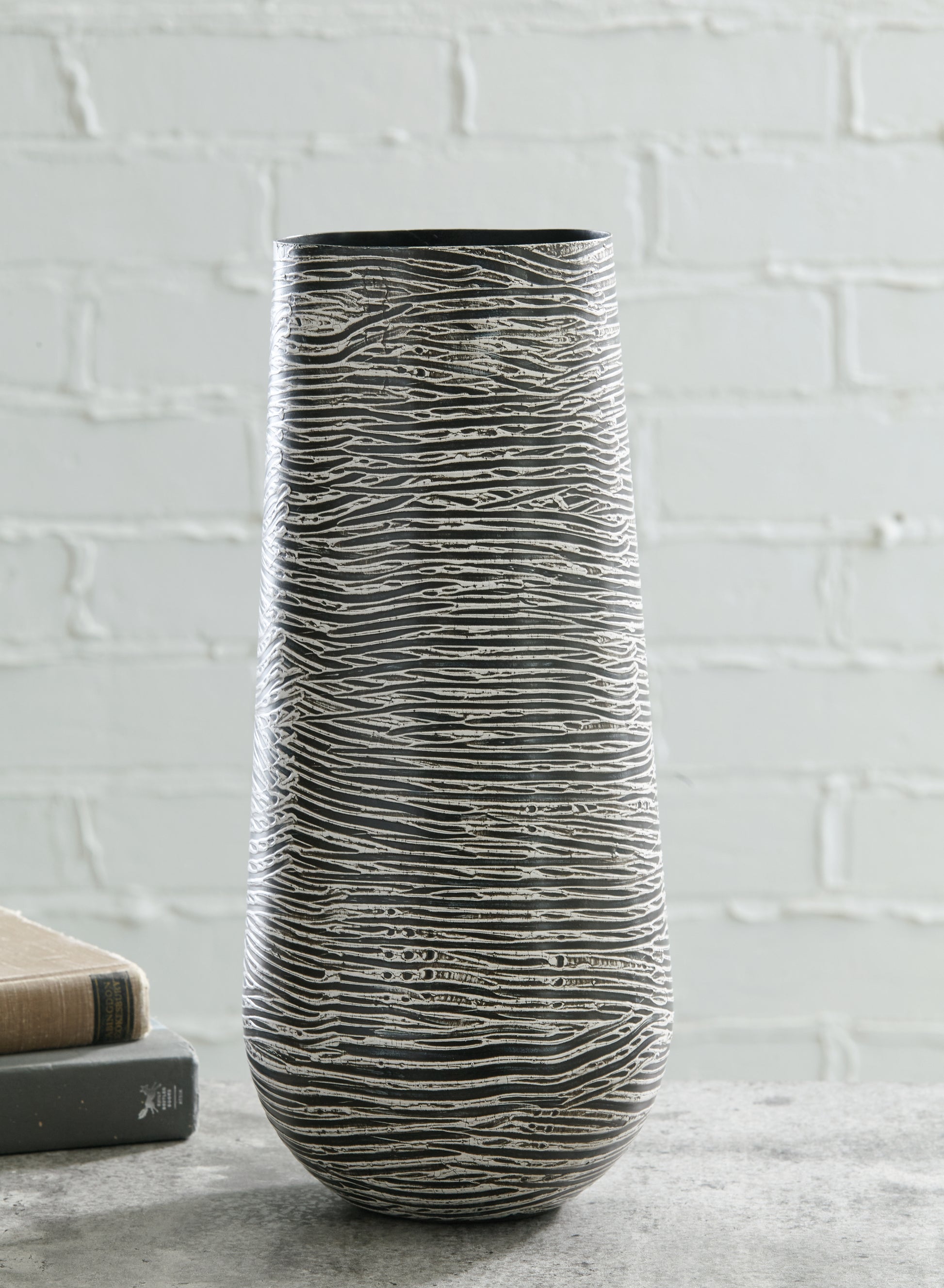 Stuart Furniture Outlet - Ashley Furniture - Fynn Vase - Vase / Antique Gray - A2000515