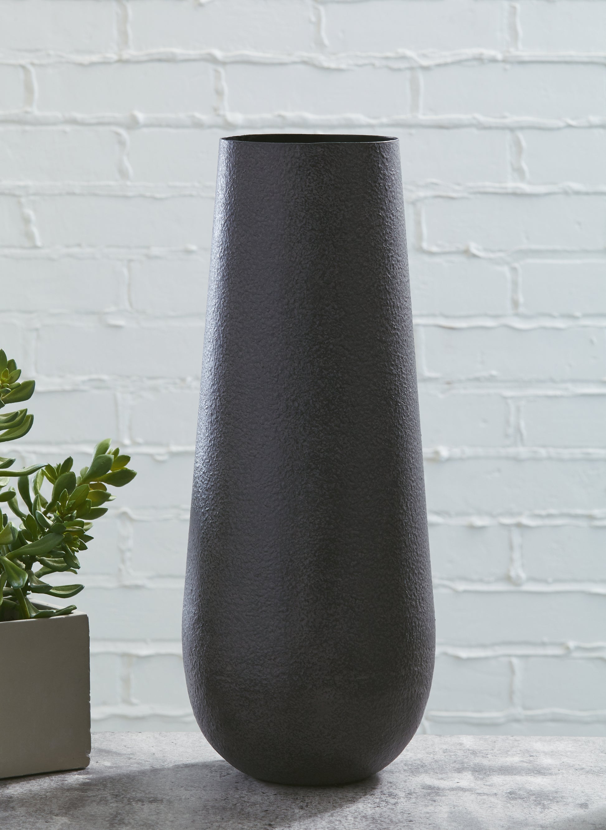 Stuart Furniture Outlet - Ashley Furniture - Fynn Vase - Vase / Antique Brown - A2000516