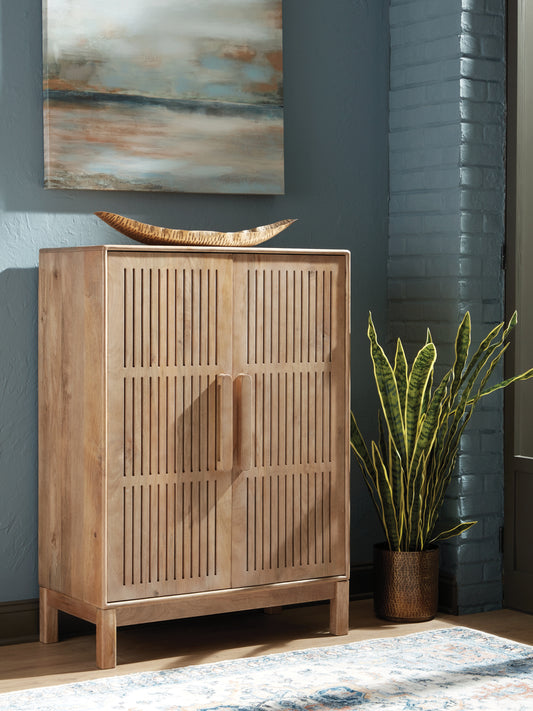 Stuart Furniture Outlet - Ashley Furniture - Pellamour Bar Cabinet - Bar Cabinet / Natural Brown - A4000698