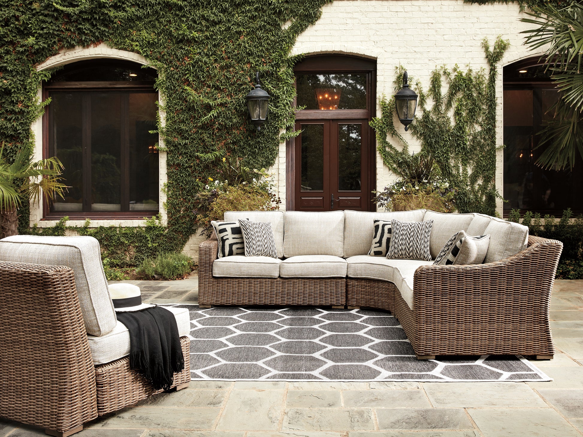 Stuart Furniture Outlet - Ashley Furniture - Beachcroft Outdoor - 5-Piece Outdoor Seating Set / Beige - P791P8