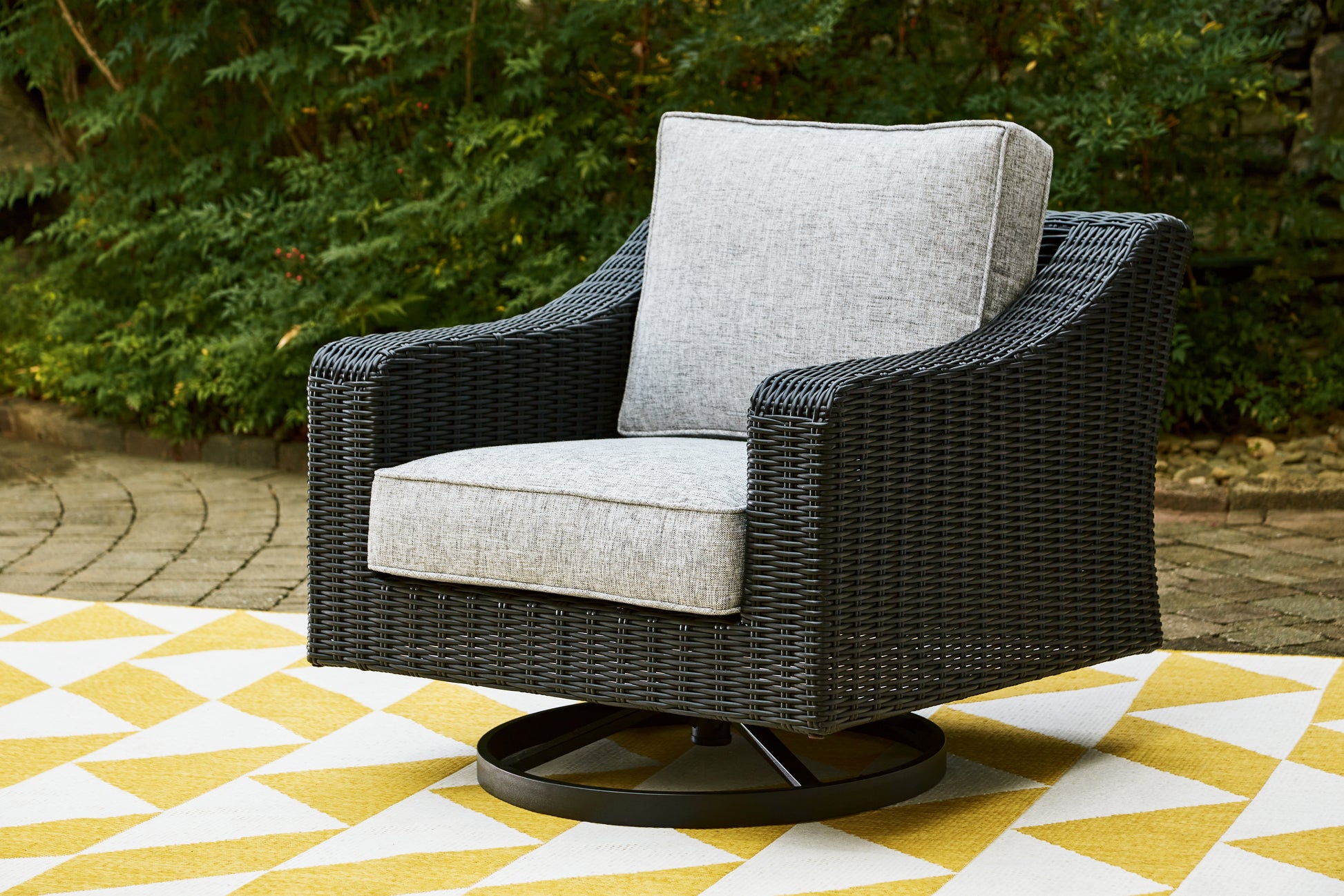 Stuart Furniture Outlet - Ashley Furniture - Beachcroft Outdoor - Swivel Lounge Chair (1/CN) / Black/Light Gray - P792-821